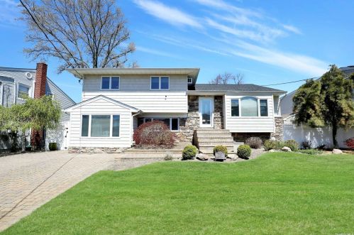 2495 Army Pl, North Bellmore, NY 11710-4806