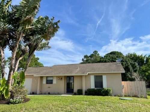 557 Carter Ave, Fort Pierce, FL 34983-2983