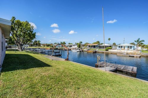 5101 Pelican Dr, New Port Richey, FL 34652-4424