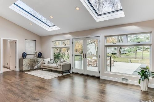 2 Blue Sea Ln, Great Neck NY  11024-1504 exterior