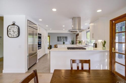 22540 Jameson Dr, Calabasas CA 91302-5857 exterior