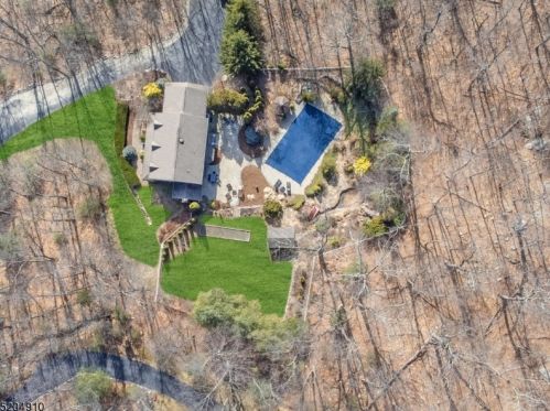 19 Marisa Ct, West Milford NJ  07480-3000 exterior