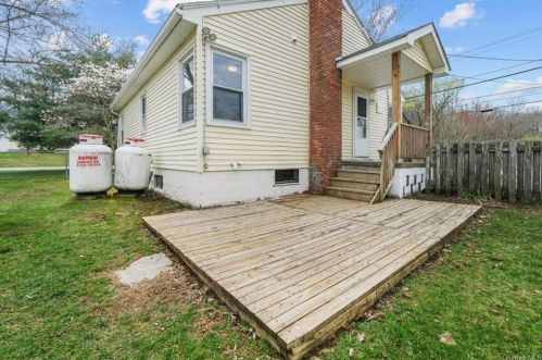 117 Mount Airy Rd, Newburgh NY  12553-6828 exterior