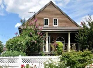 33 Roe Ct, Islip Manor, NY 11751-4009