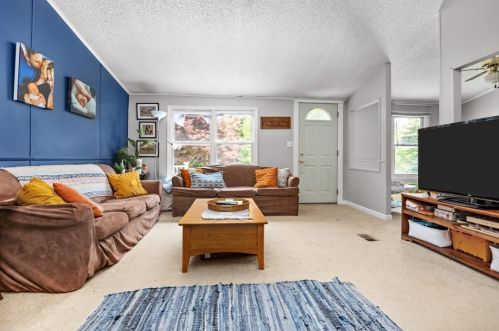 208 Hartzell Rd, Zelienople, PA 16063-3126