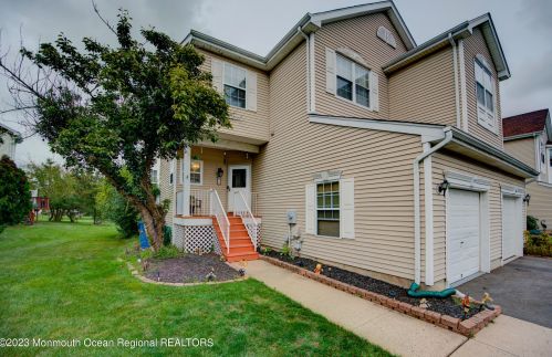80 Cheyenne St, Tinton Falls, NJ 07712-7751
