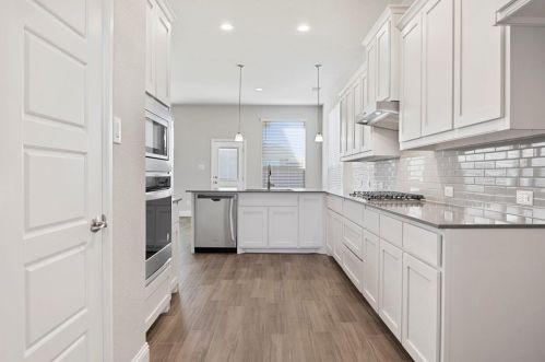 1105 Whispering Hills Dr, Midlothian TX  76063-6603 exterior