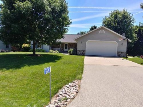 5625 Hilldale Dr, Slinger, WI 53086-9647