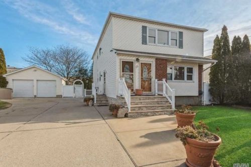 125 Armstrong Rd, New Hyde Park NY  11040-5205 exterior