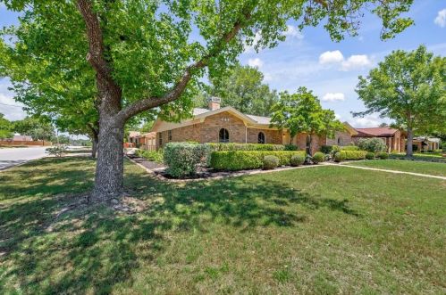 444 Baker Dr, Hurst TX  76054-3516 exterior