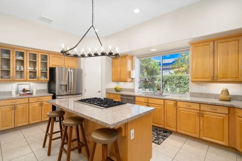 8 King Edward Ct, Rancho Mirage CA  92270-1621 exterior