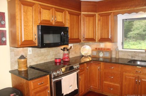 84 Columbine Dr, Bridgeport CT  06611-4603 exterior