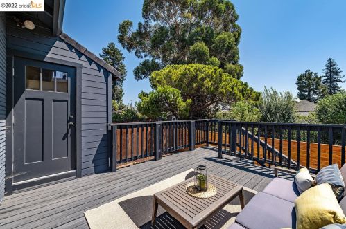 737 61st St, Oakland CA  94609-1207 exterior