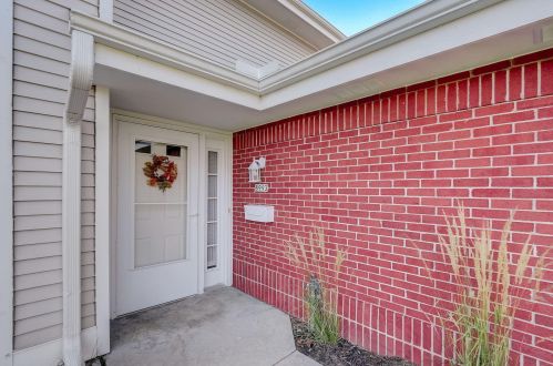 8993 Woodbridge Dr, Greendale WI  53129-1084 exterior