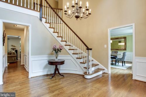 11618 Holly Briar Ln, Great Falls, VA 22066-1328