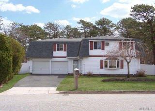 7 Lacebark Ln, Gordon Heights, NY 11763-4147