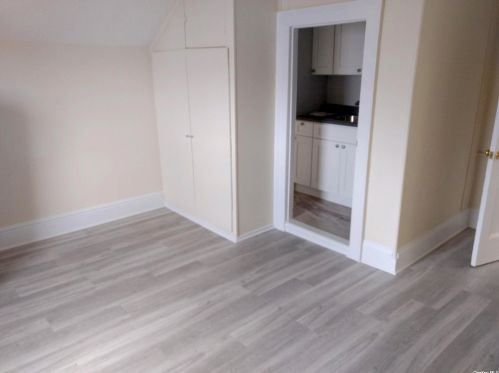 32-37 34th St, Long Island City, NY 11106-4902