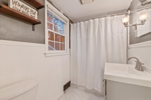 64 Turnbull Rd, Manchester CT  06042-2833 exterior