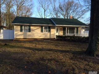 79 Wood Ave, Manor Park, NY 11950-3513