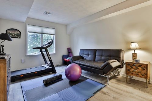 33 Hawthorne Vlg Rd, Nashua NH 03062-2274 exterior