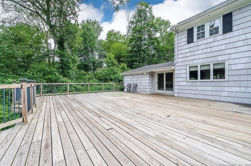 4 Terry Rd, Gales Ferry, CT 06335-1223
