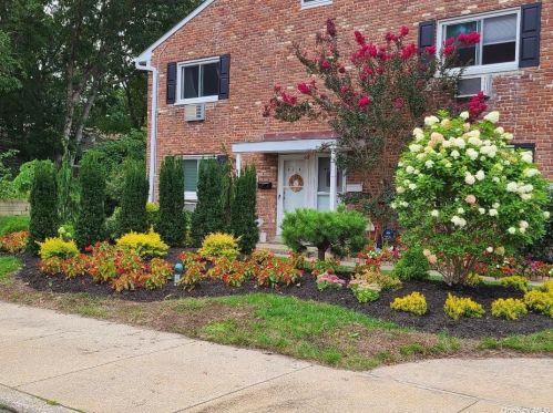 40-15 4th St, Canaan Lake, NY 11772-2138