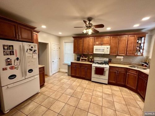 32 State St, Mahwah NJ  07430-1138 exterior
