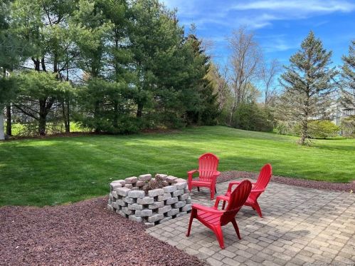 59 Tavern Cir, Middletown CT 06457-1563 exterior