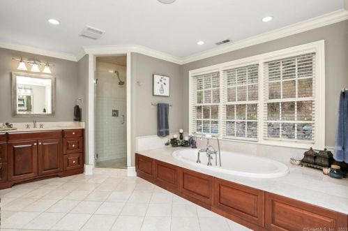 77 Tackora Trl, Ridgefield CT  06877-3028 exterior
