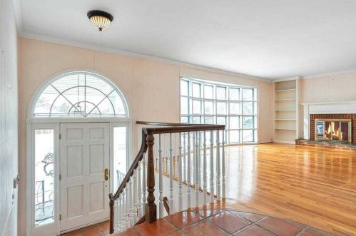 19 Brookfield Rd, New Hyde Park, NY 11040-2205
