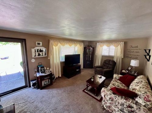 716 Pacific Ave, Glassport, PA 15045-1353