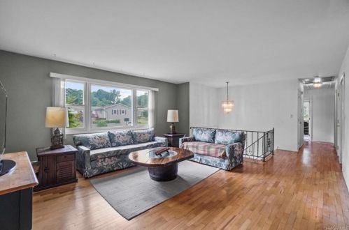 9 Ashwood Ln, Garnerville, NY 10923-1101