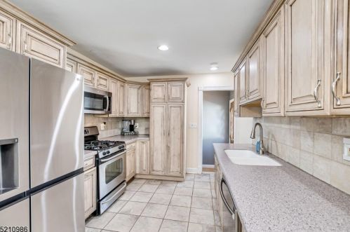 112 20th Ave, Manville NJ  08835-1640 exterior