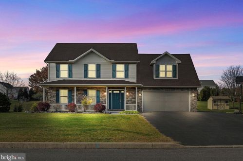 90 Longstreet Dr, Carlisle, PA 17013-8112