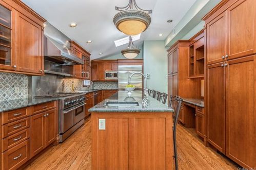 215 Locust Rd, Pleasantville NY  10570-3723 exterior