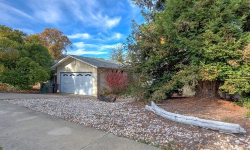 872 15th St, Lakeport, CA 95453-3533