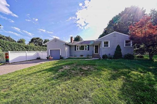 8 Sunset Dr, Easton, MA 02375-1029