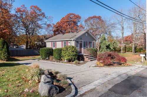 116 Center St, Holbrook, NY 11741-3716