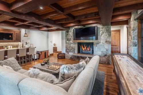 8207 Fallen Leaf Way, Truckee CA  96161-4273 exterior