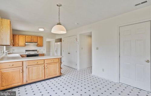 166 Hyde Park Ln, Charles Town WV  25414-4545 exterior