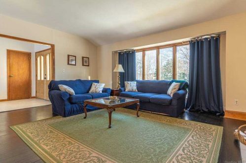 4 Brunswick Dr, Elwood NY  11731-5405 exterior