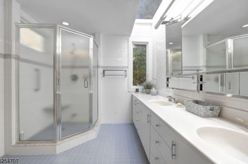 12 Robinwood Dr, West Paterson NJ  07424-2320 exterior