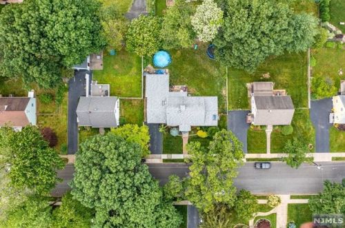 397 Pleasant Ave, N Milford NJ  07646-1222 exterior