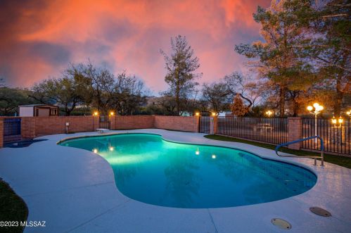 10751 Prince Rd, Tucson, AZ 85749-8493