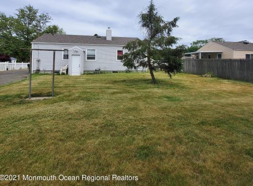 18 Terry Ln, Tinton Falls, NJ 07724-2632