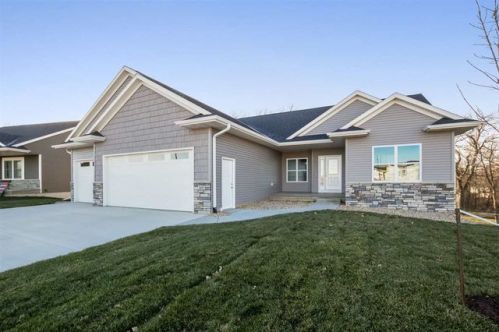 1605 Parkland Dr, Ely, IA 52227