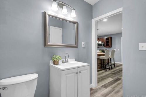 77 Chestnut St, Middletown CT  06457-3801 exterior