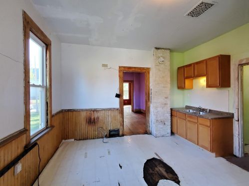 212 Center St, Milwaukee, WI 53212-2841