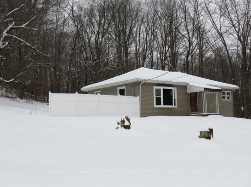 242 Lakeview Dr, Jeannette, PA 15644-9672