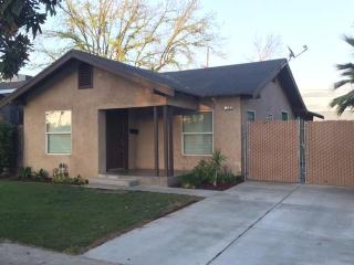 1562 Calaveras St, Fresno, CA 93728-2008